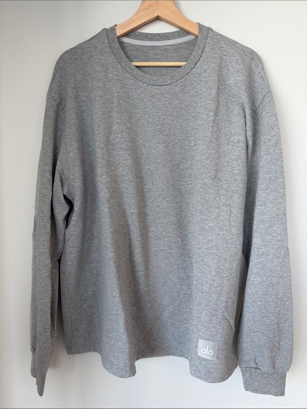 Alo Yoga Men's Heather Gray Long Sleeve Crew